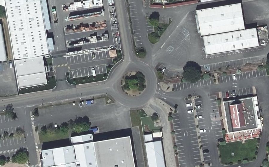 Vue aérienne du Rond-point anonyme n°298176433