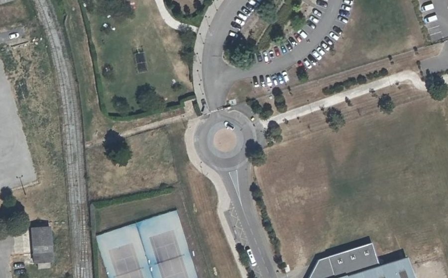 Vue aérienne du Rond-point anonyme n°298197677