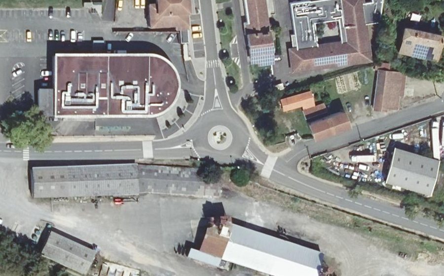Vue aérienne du Rond-point anonyme n°298282331