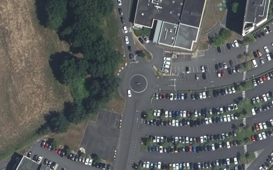 Vue aérienne du Rond-point anonyme n°298331202