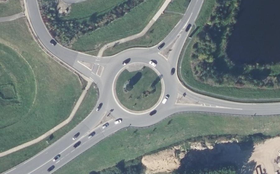 Vue aérienne du Rond-point anonyme n°298365096