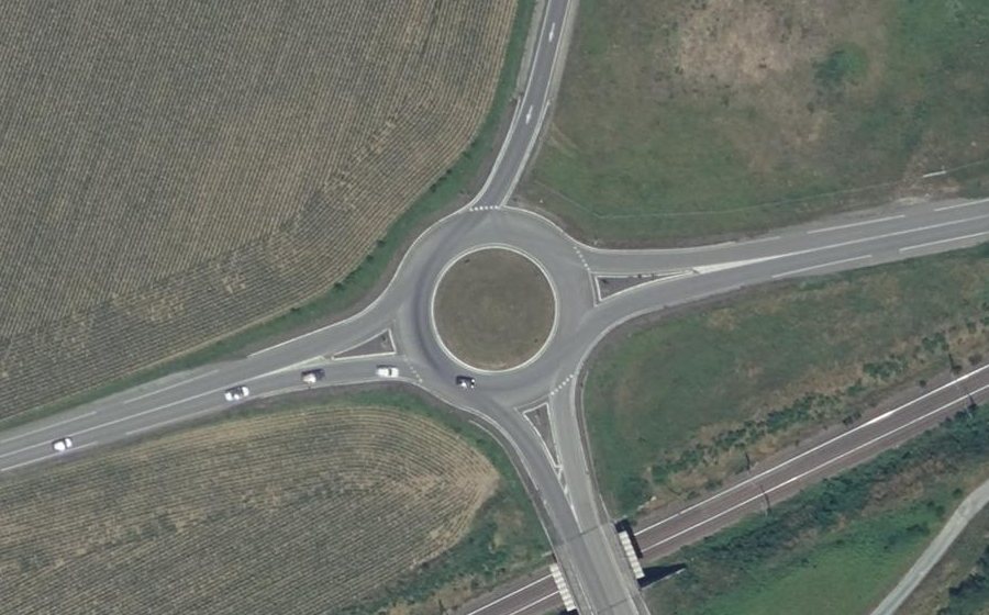 Vue aérienne du Rond-point anonyme n°298550853