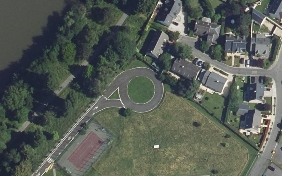 Vue aérienne du Rond-point anonyme n°298579703