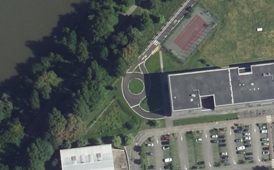 Vue aérienne du Rond-point anonyme n°298579709