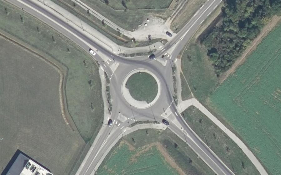 Vue aérienne du Rond-point anonyme n°298596548