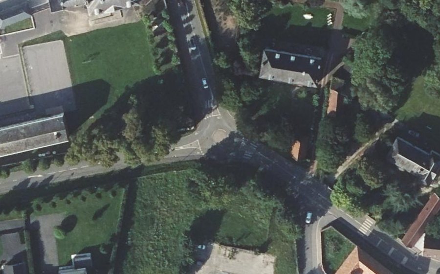 Vue aérienne du Rond-point anonyme n°298685399
