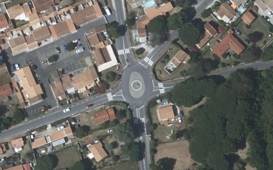 Vue aérienne du Rond-point anonyme n°298691055