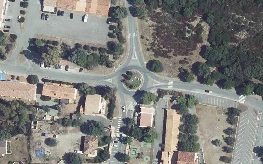 Vue aérienne du Rond-point anonyme n°298691814