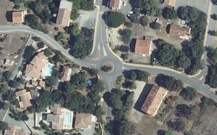 Vue aérienne du Rond-point anonyme n°298691815