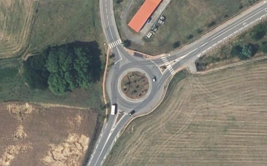 Vue aérienne du Rond-point anonyme n°298747259