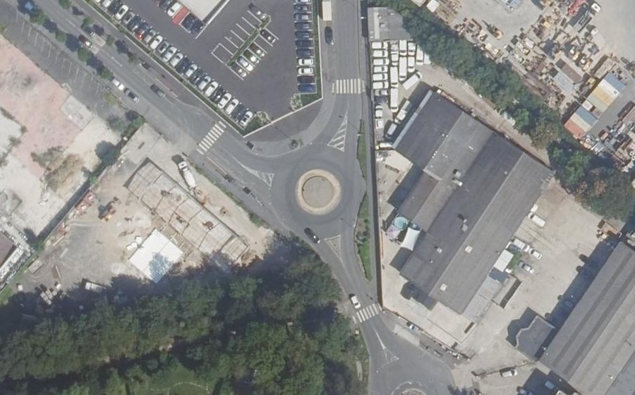 Vue aérienne du Rond-point anonyme n°298754721
