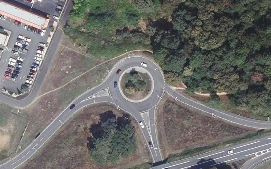 Vue aérienne du Rond-point anonyme n°298804996