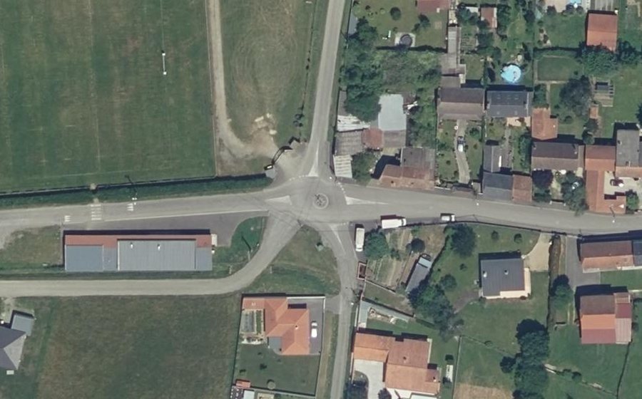 Vue aérienne du Rond-point anonyme n°298847116