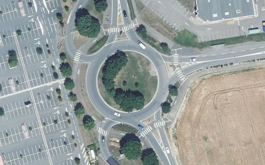 Vue aérienne du Rond-point anonyme n°29893428