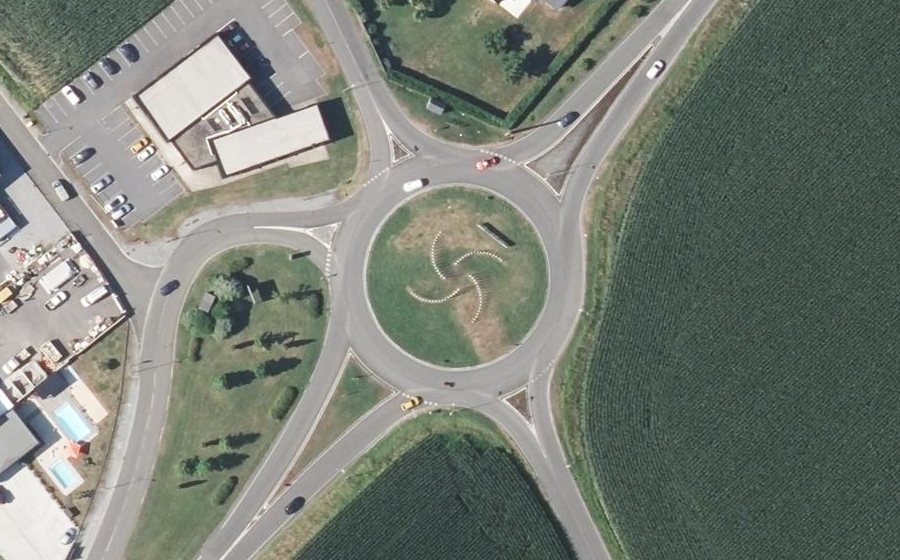 Vue aérienne du Rond-point anonyme n°29896239