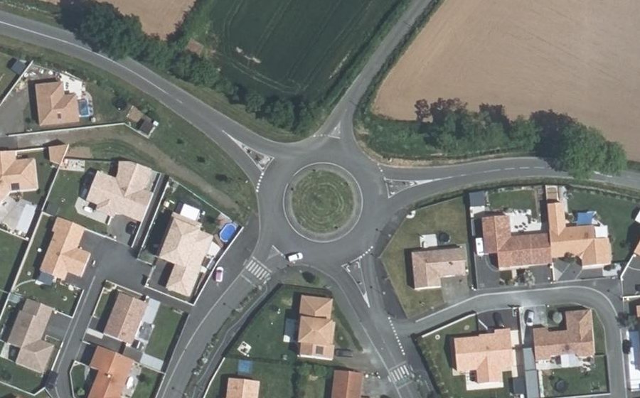 Vue aérienne du Rond-point anonyme n°299014429
