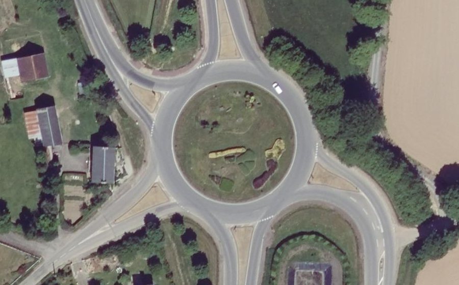 Vue aérienne du Rond-point anonyme n°299043166
