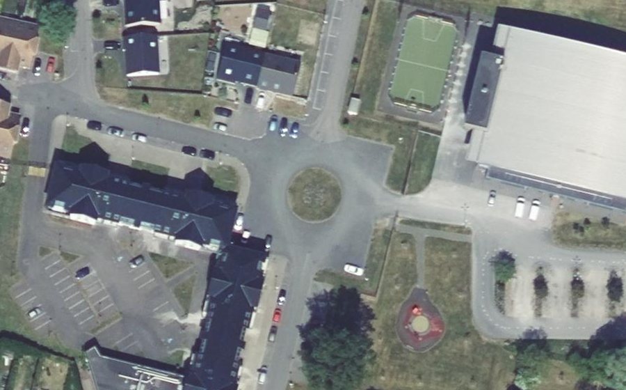 Vue aérienne du Rond-point anonyme n°299080361