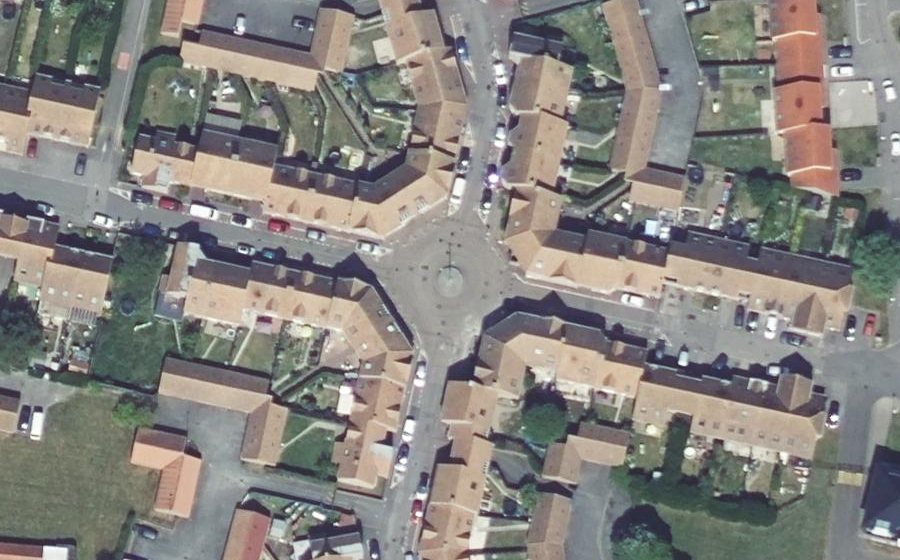 Vue aérienne du Rond-point anonyme n°299083846