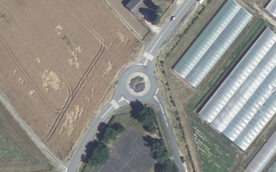 Vue aérienne du Rond-point anonyme n°299128047
