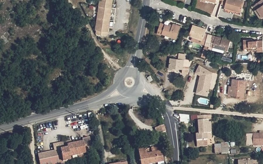 Vue aérienne du Rond-point anonyme n°299339211