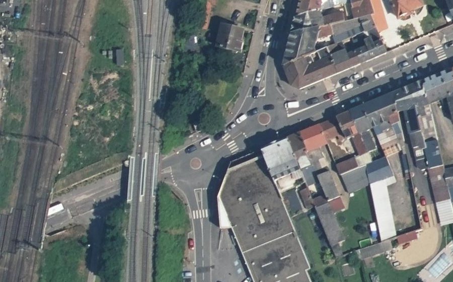 Vue aérienne du Rond-point anonyme n°299343689