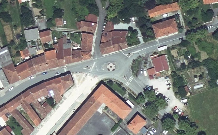 Vue aérienne du Rond-point anonyme n°299488956
