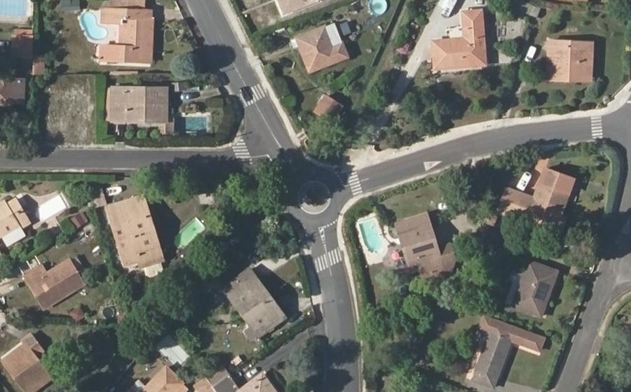 Vue aérienne du Rond-point anonyme n°299490210