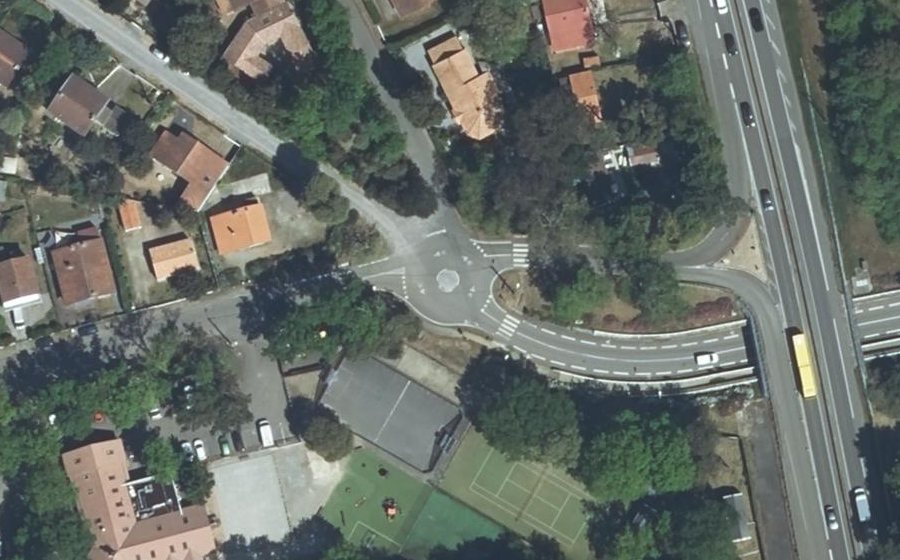 Vue aérienne du Rond-point anonyme n°299634281