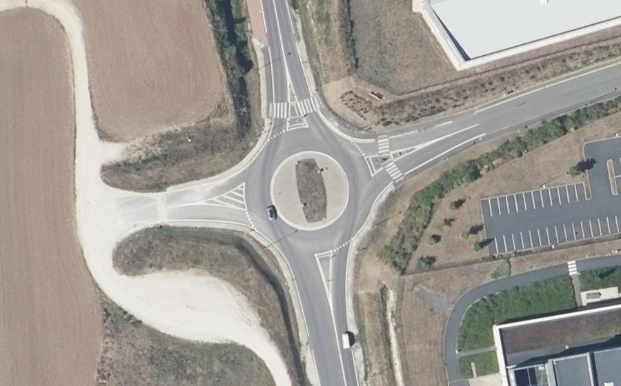 Vue aérienne du Rond-point anonyme n°299644883