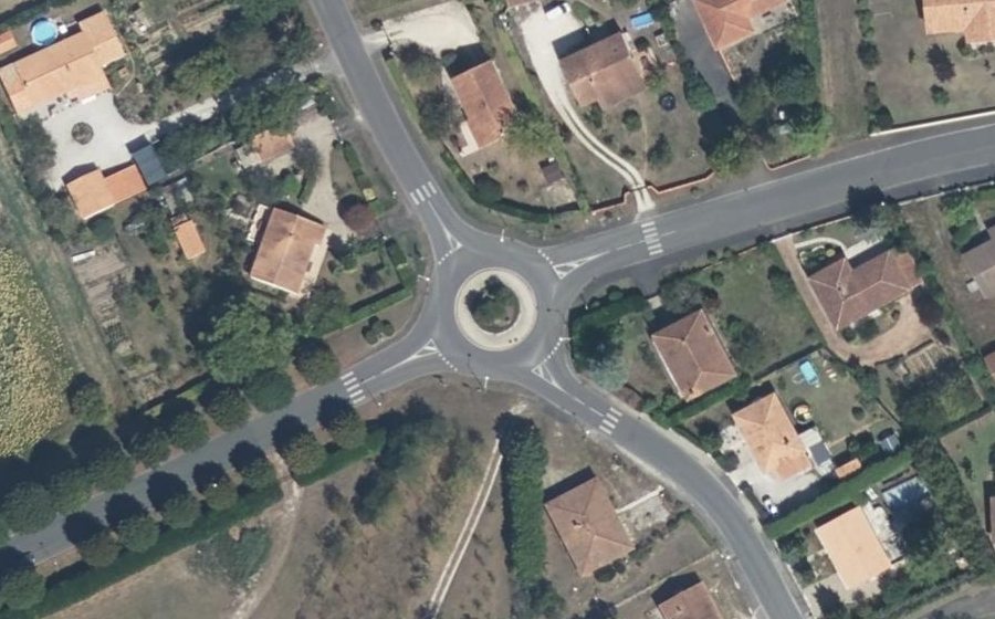 Vue aérienne du Rond-point anonyme n°299674145