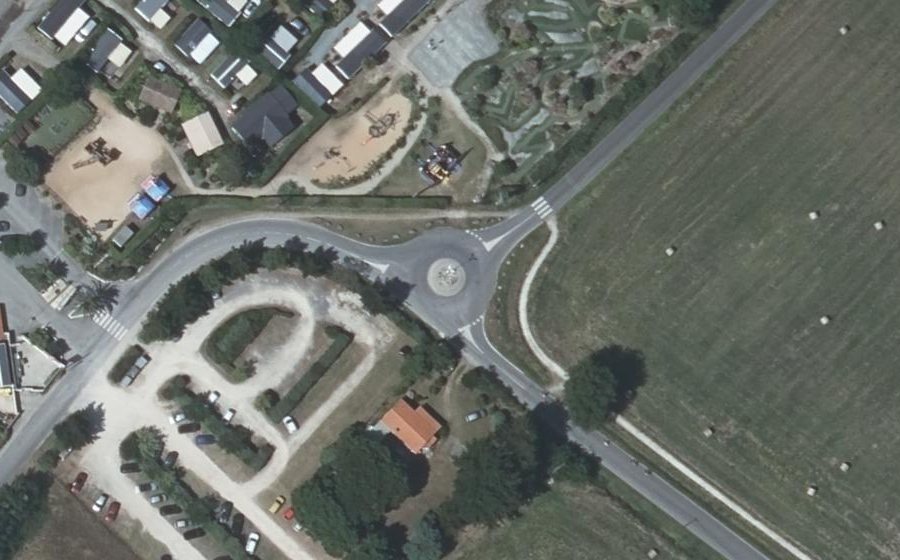 Vue aérienne du Rond-point anonyme n°299679221