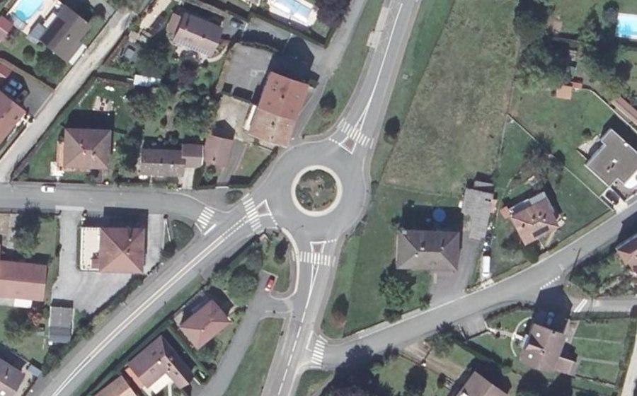 Vue aérienne du Rond-point anonyme n°299723626