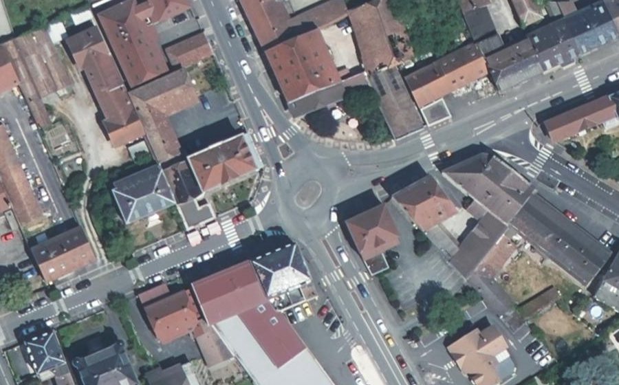 Vue aérienne du Rond-point anonyme n°29981840