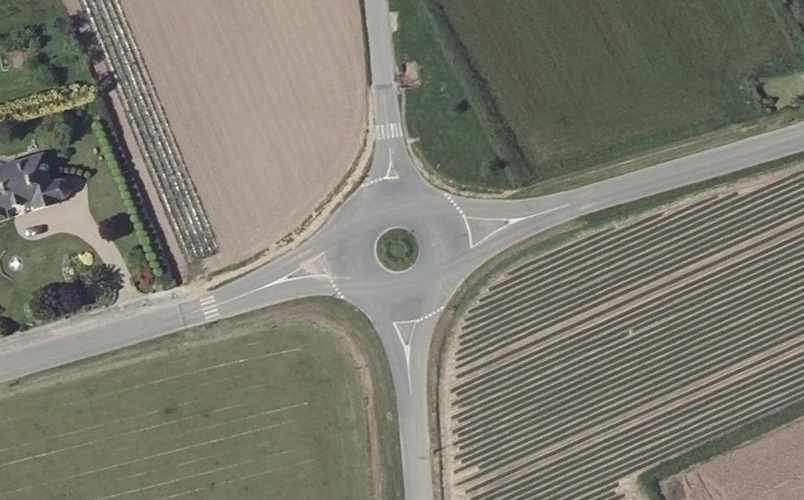 Vue aérienne du Rond-point anonyme n°299895482