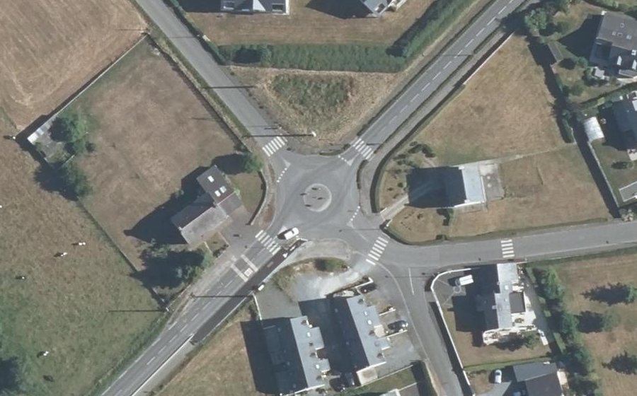 Vue aérienne du Rond-point anonyme n°299919649