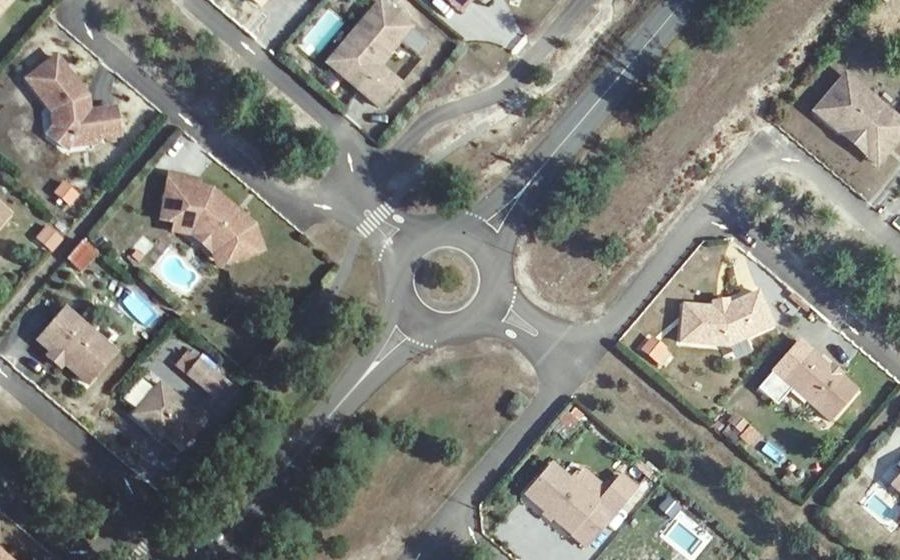Vue aérienne du Rond-point anonyme n°299923156