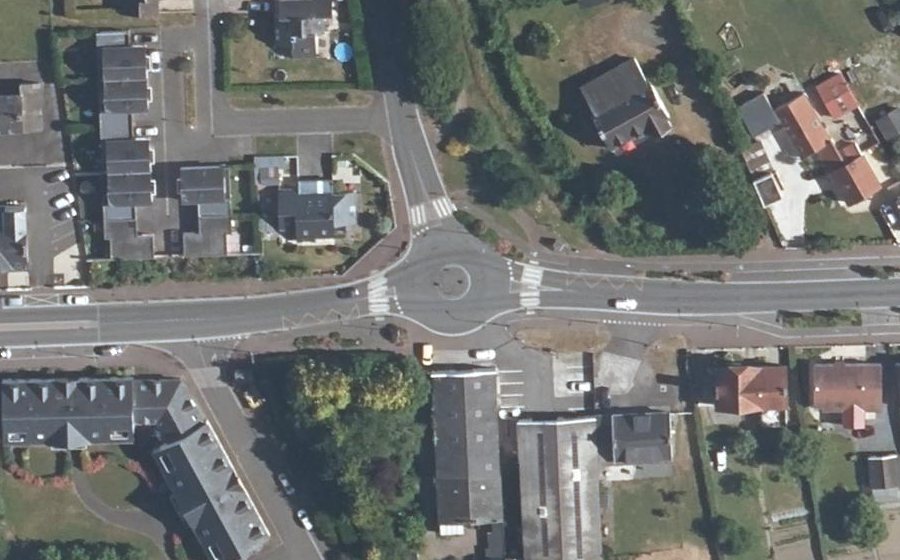 Vue aérienne du Rond-point anonyme n°299927349