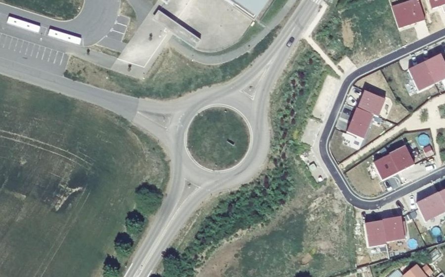 Vue aérienne du Rond-point anonyme n°300346332
