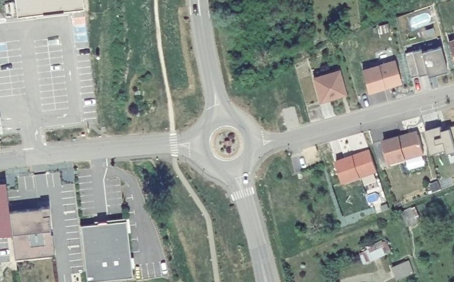 Vue aérienne du Rond-point anonyme n°300346333
