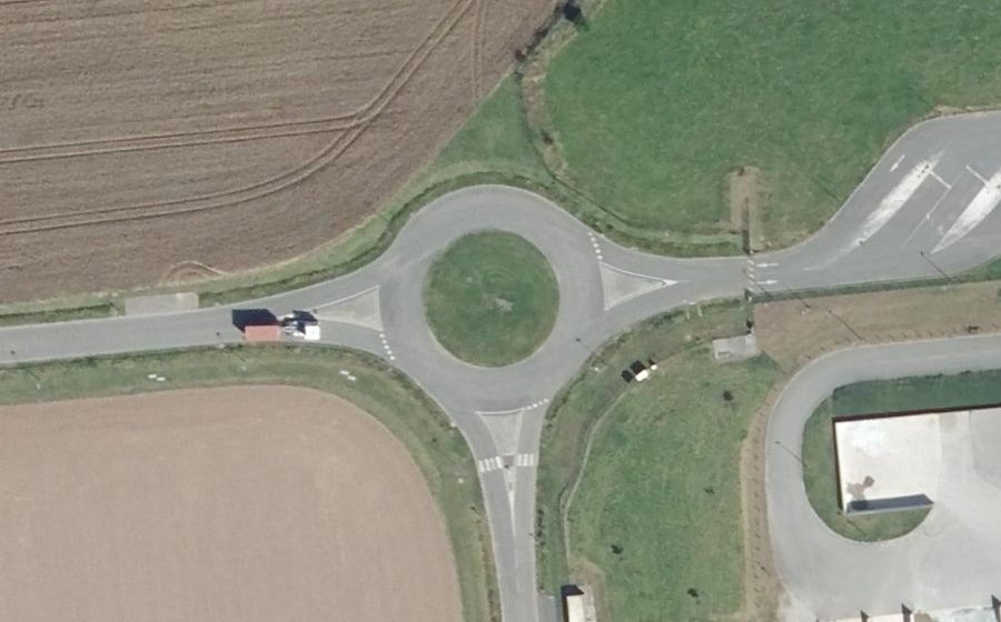Vue aérienne du Rond-point anonyme n°300371621