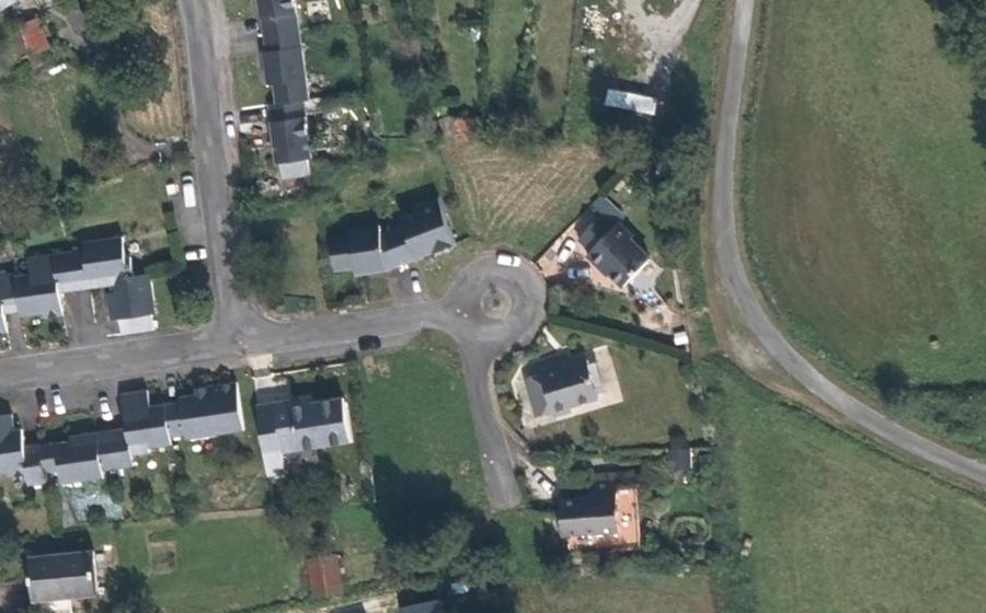 Vue aérienne du Rond-point anonyme n°300499436