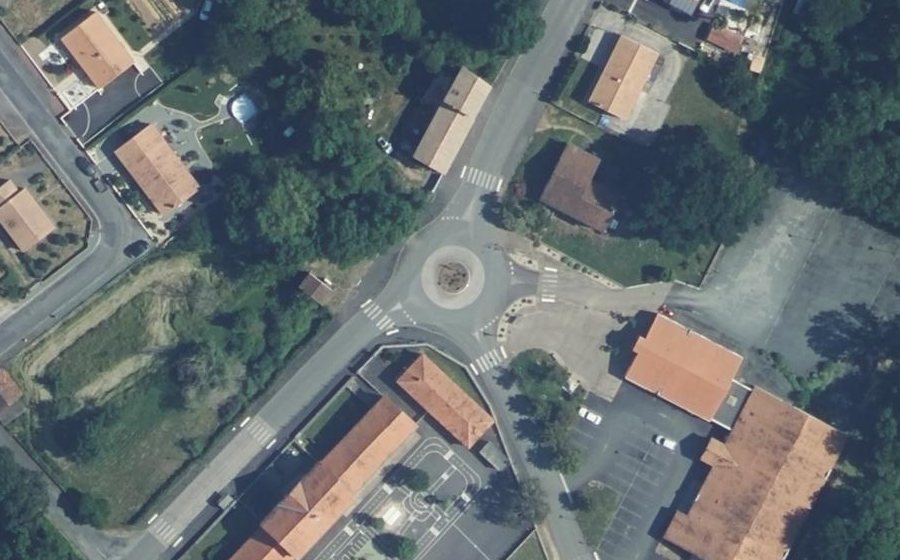 Vue aérienne du Rond-point anonyme n°300655687