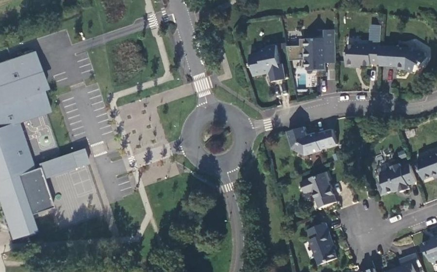 Vue aérienne du Rond-point anonyme n°30072269