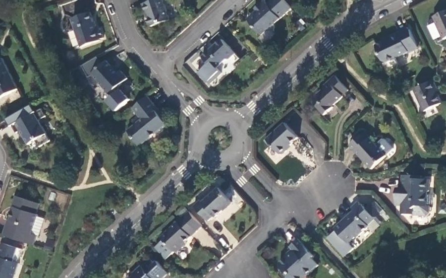 Vue aérienne du Rond-point anonyme n°30072271