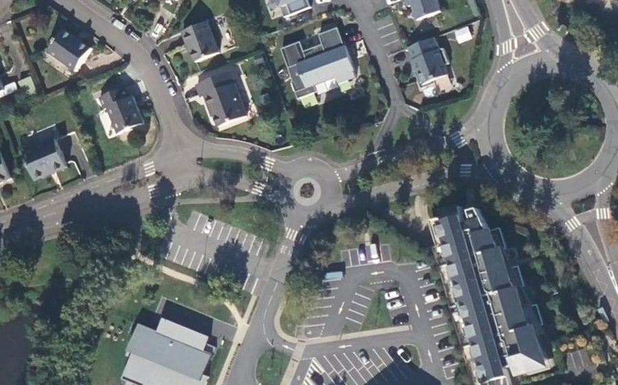 Vue aérienne du Rond-point anonyme n°30072273