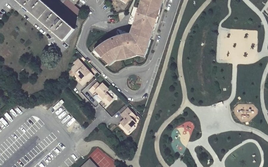 Vue aérienne du Rond-point anonyme n°300868113