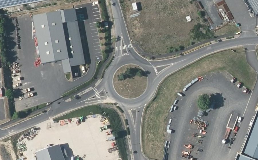 Vue aérienne du Rond-point anonyme n°300890754