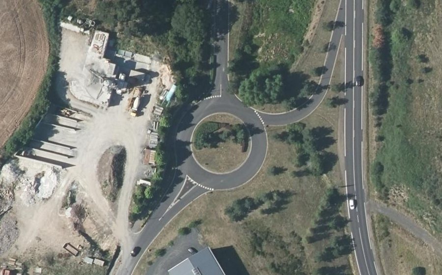 Vue aérienne du Rond-point anonyme n°300890946