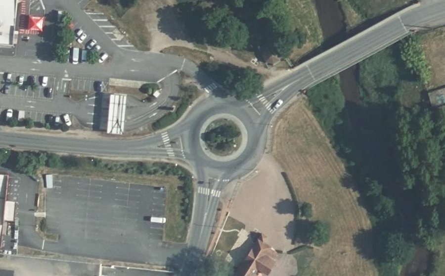 Vue aérienne du Rond-point anonyme n°30095233